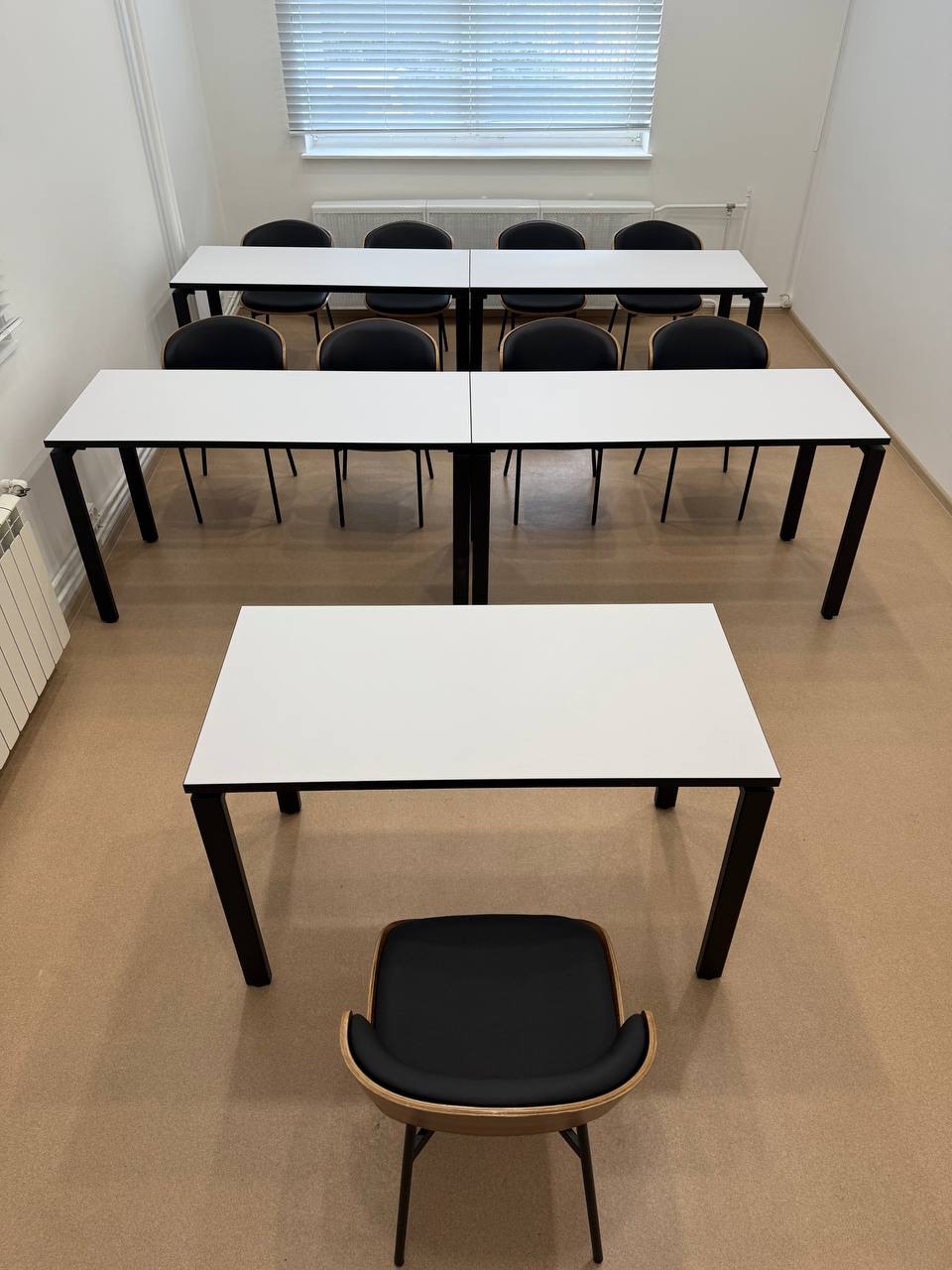 Учебная расстановка столов в помещении Oh Nice Space